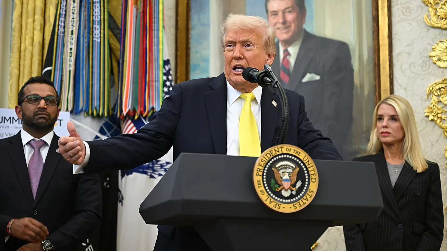 Trump Confirms CIA Authorization in Venezuela as Maduro Declares ‘No to Regime Change’
