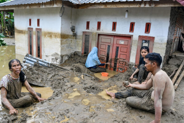 More than 900 people have now lost their lives across Indonesia, Thailand and Sri Lanka after days of intense flooding and landslides battered the region.