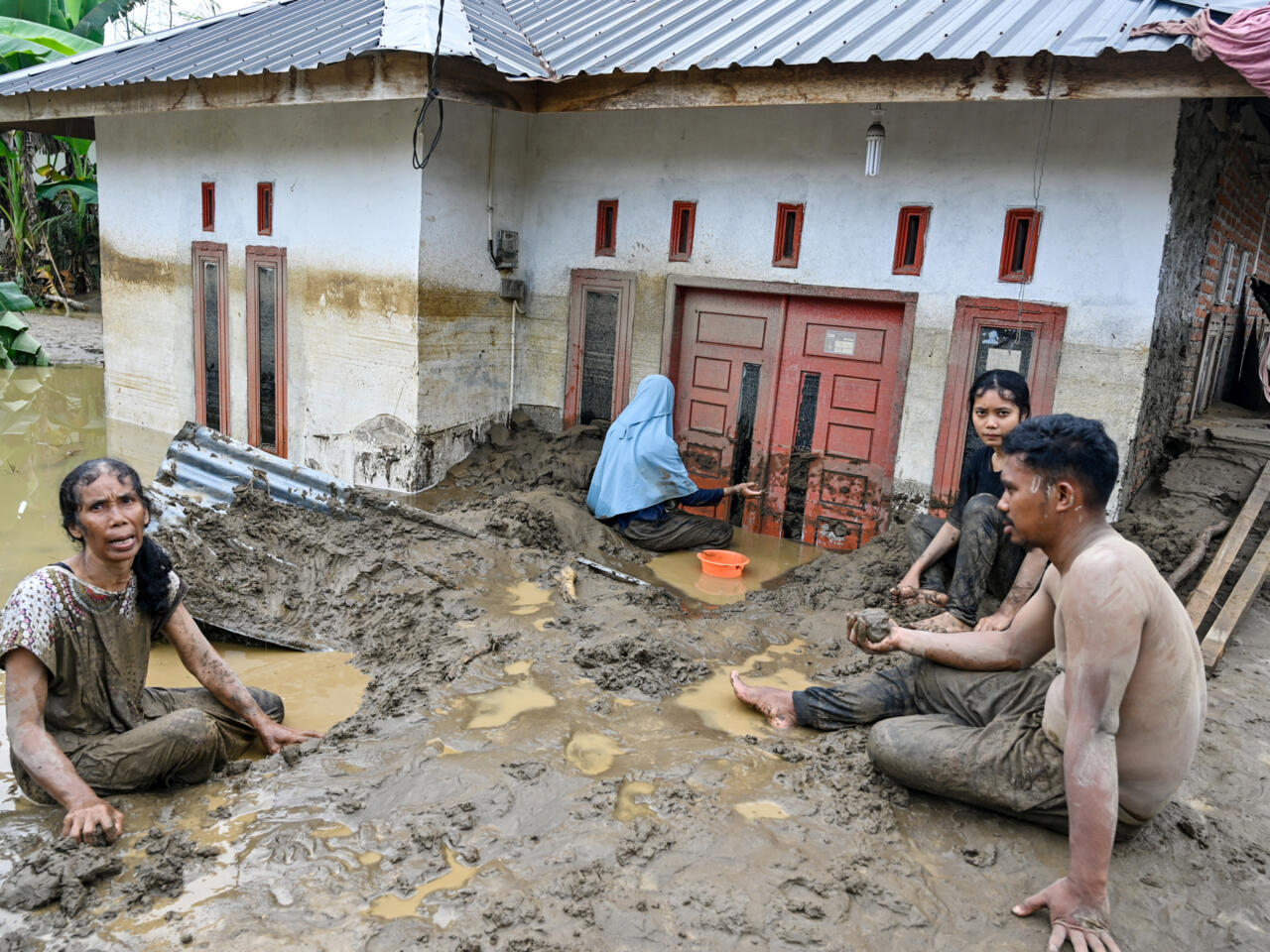More than 900 people have now lost their lives across Indonesia, Thailand and Sri Lanka after days of intense flooding and landslides battered the region.